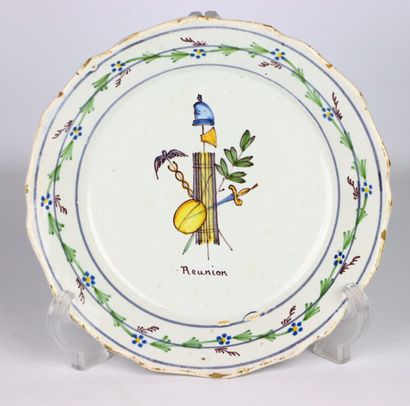 null NEVERS.
Assiette en faïence à décor polychrome révolutionnaire d'un faisceau...