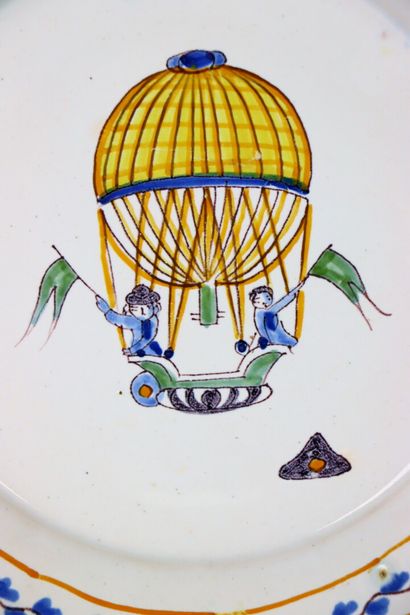 null NEVERS.
Earthenware plate with polychrome decoration of a balloon.
XVIIIth century.
D_23...