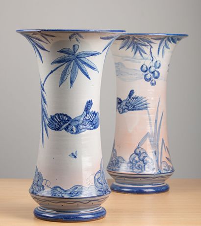 null NEVERS, Antoine MONTAGNON. 
Paire de vases en faïence à décor en camaïeu bleu...