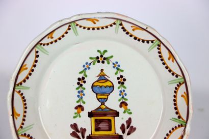 null NEVERS.
Assiette en faïence à décor polychrome révolutionnaire au tombeau de...