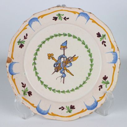 null NEVERS.
Assiette en faïence à décor polychrome révolutionnaire d'un faisceau...