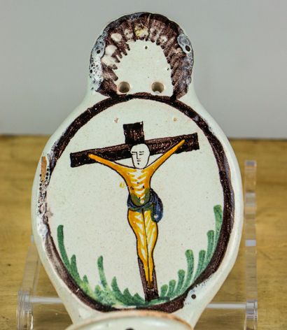 null NEVERS.
Bénitier en faïence à décor d'un Christ en croix.
XVIIIème siècle.
H_20...