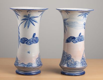null NEVERS, Antoine MONTAGNON. 
Pair of earthenware vases with a Japanese blue camaïeu...