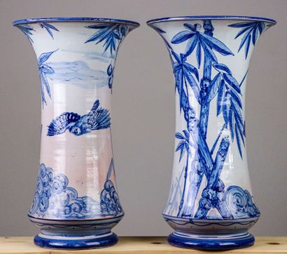 null NEVERS, Antoine MONTAGNON. 
Paire de vases en faïence à décor en camaïeu bleu...