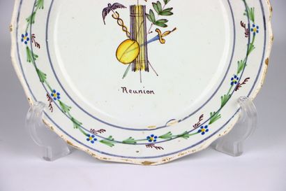 null NEVERS.
Assiette en faïence à décor polychrome révolutionnaire d'un faisceau...