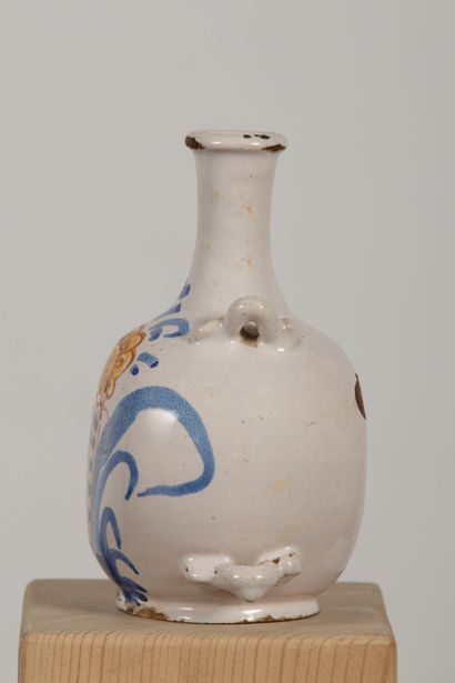 null NEVERS.
Flask with passers-by in earthenware with decoration of a flower has...