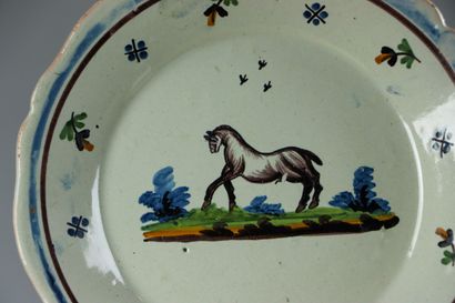 null NEVERS.
Assiette à décor d'un cheval manganèse.
XVIIIème siècle.
D_23 cm 