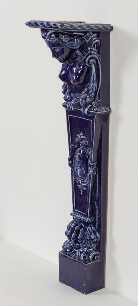 null NEVERS, Antoine MONTAGNON.
Sheath in blue enamel earthenware with fixed white...