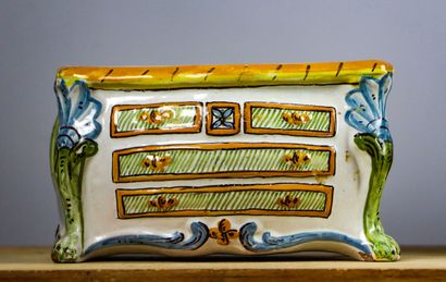 null NEVERS.
Chest of drawers in earthenware with polychrome decoration.
XVIIIth...