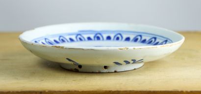 null NEVERS.
Small circular dish with floral decoration in blue monochrome.
Around...
