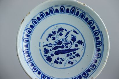 null NEVERS.
Petit plat circulaire à décor floral en camaïeu bleu.
Vers 1700.
D_17.5...