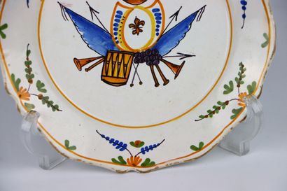 null NEVERS.
Earthenware plate with polychrome revolutionary decoration with flags.
XVIIIth...