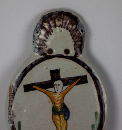null NEVERS.
Bénitier en faïence à décor d'un Christ en croix.
XVIIIème siècle.
H_20...