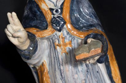 null NEVERS.
Saint Nicolas en faïence polychrome, identifié à la base.
H_43 cm, mains...