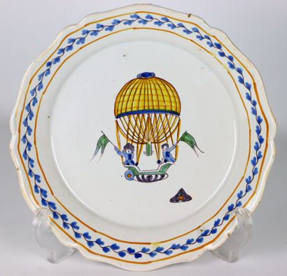 null NEVERS.
Assiette en faïence à décor polychrome d'un ballon.
XVIIIème siècle.
D_23...