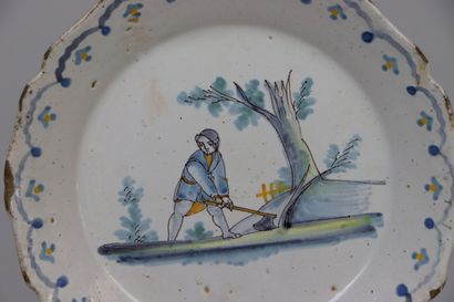 null NEVERS. 
Earthenware plate decorated with a woodcutter. 
XVIIIth century. 
D_23...