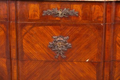 null Chest of drawers with a central projection in rosewood marquetry and ornamentation...