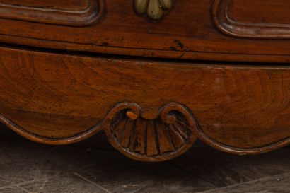 null Chest of drawers with curved front in molded and carved walnut. 
It opens to...