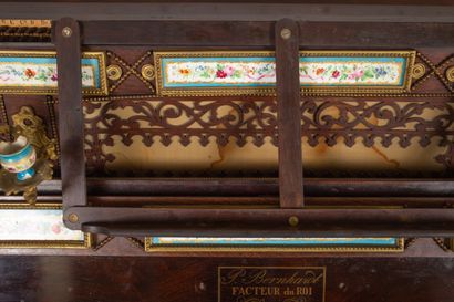 null Pierre-Antoine-Daniel BERNHARDT (actif à partir de 1824).
Piano droit en bois...