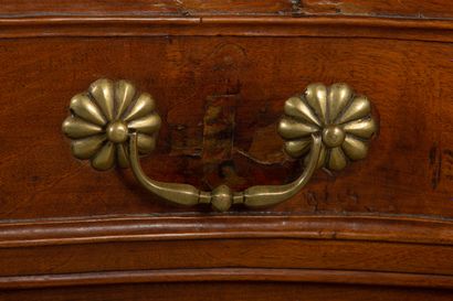 null Chest of drawers with curved front in molded and carved walnut. 
It opens to...