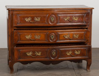null Chest of drawers with curved front in molded walnut.
It opens to three drawers...