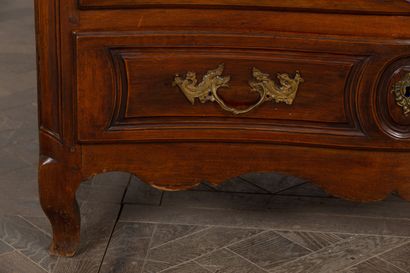 null Chest of drawers with curved front in molded walnut.
It opens to three drawers...