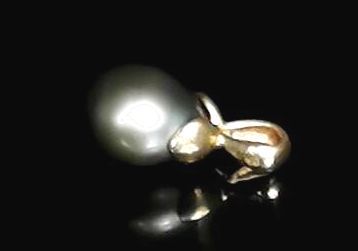 null Pendentif en or jaune orné d'une perle de Tahiti.
Poids brut : 1,67 gramme,...