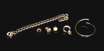 null Lot en or comprenant un bracelet accidenté, un anneau et quatre boucles d'oreilles,...