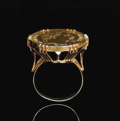 null Bague en or jaune ornée d'une pièce de 20 francs or Napoléon III.
Tour de doigt...