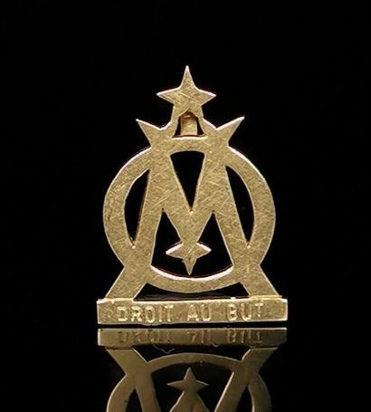 null Pendentif en or jaune à l'emblème de l'Olympique de Marseille.
H_ 2,8 cm.
4,86...