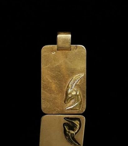 Médaille en or jaune à décor d'un cervidé...