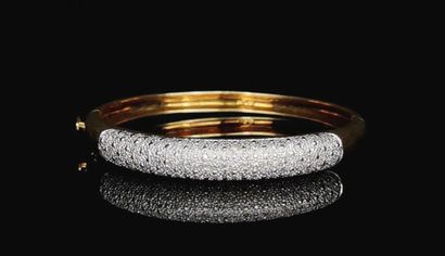 null Bracelet semi-rigide en or jaune en partie pavé de diamants.
D_ 6 cm.
Poids...