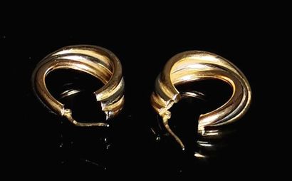 null Paire de boucles d'oreille en or trois tons.
5,31 grammes, 18K, 750°/00, ch...