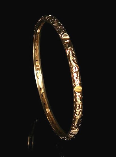 null Bracelet rigide en or jaune à décor ajouré.
D_ 6.6 cm.
8,66 grammes, 18K, 7...