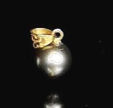 null Pendentif en or jaune orné d'une perle de Tahiti.
Poids brut : 1,17 gramme,...