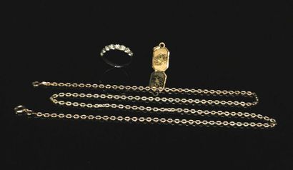 null Demi-alliance américaine en or blanc ornée de diamants (manques) et un pendentif...