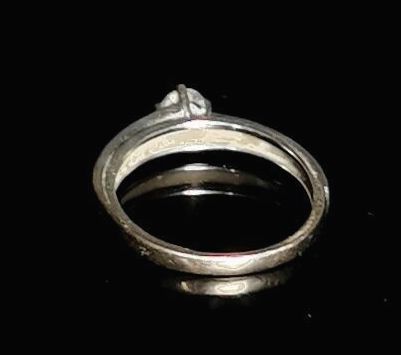 null Bague en or blanc ornée d'un diamant en serti-griffes pesant 0.15 carat environ,...