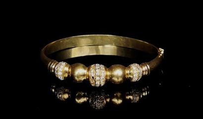 null Bracelet semi-rigide en or jaune orné de pierres blanches.
D_ 6,5cm. 
Poids...