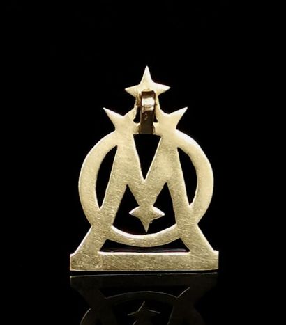 null Pendentif en or jaune à l'emblème de l'Olympique de Marseille.
H_ 2,8 cm.
4,86...
