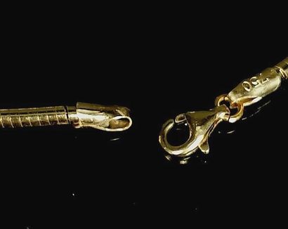 null Collier en or jaune à maille serpent orné d'un pendentif serti de diamants.
L_41,5...