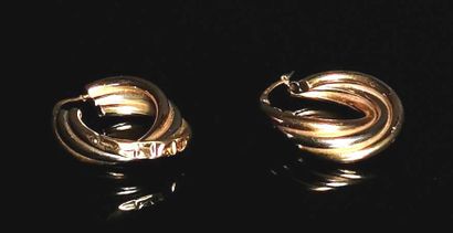 null Paire de boucles d'oreille en or trois tons.
5,31 grammes, 18K, 750°/00, ch...