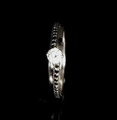 null Bague en or blanc ornée d'un diamant en serti-griffes pesant 0.15 carat environ,...