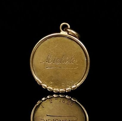 null Médaille en or jaune au profil de la Vierge.
4.22 grammes, 18K, 750°/00