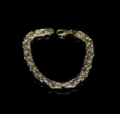 null Bracelet en or jaune à maille byzantine.
L_ 18cm.
8,95 grammes, 18K, 750°/0...