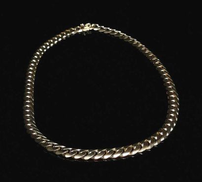 null Collier en or jaune à maille gourmette.
L_41 cm.
68,38 grammes, 18K, 750°/0...