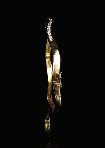 null Bracelet semi-rigide de forme libre en or orné de diamants.
D_ 5.7 cm.
Poids...
