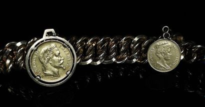 null Bracelet en or jaune à maille américaine orné d'une pièce de 20 francs or Napoléon...