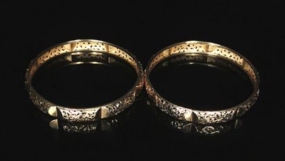 null Deux bracelets rigides en or jaune à décor ajouré.
D_ 6.8 cm.
24,36 grammes,...