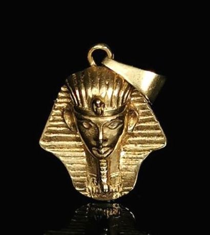 Pendentif en or jaune figurant un pharaon.
2.44...