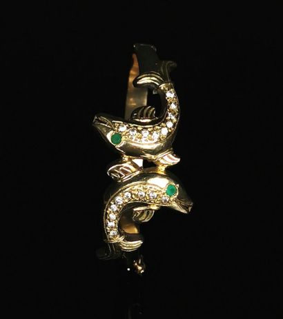 null Bracelet semi-rigide en or jaune à décor de deux poissons ornés de pierres blanches...